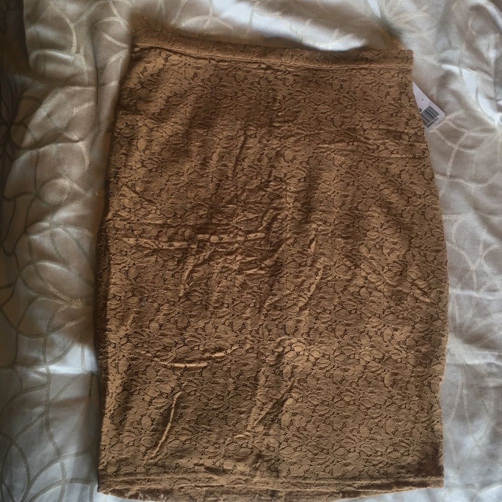 New Forever 21 tan lace knee pencil skirt. Size L